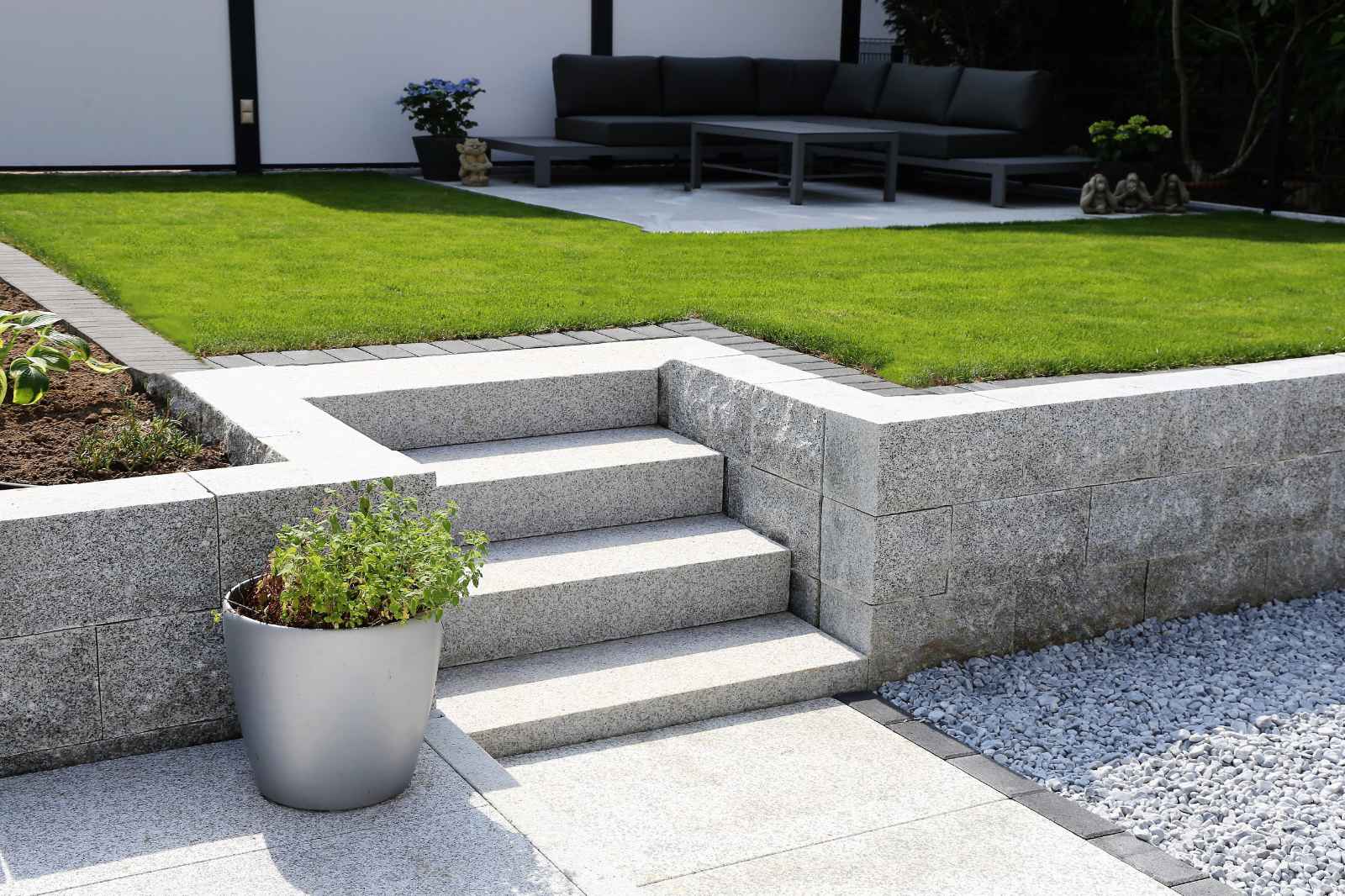 Hochwertige Terrasse mit Granitmauer und Stufen