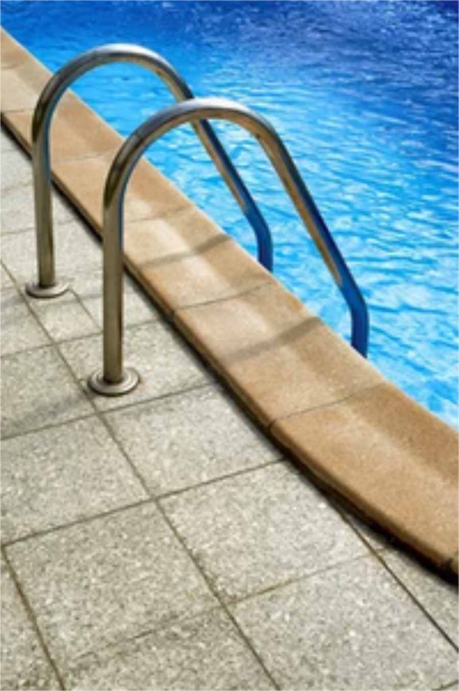 Pflasterarbeiten rund um Poolbereich